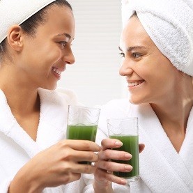 Femmes qui prennent un jus à base d'Aloe Vera